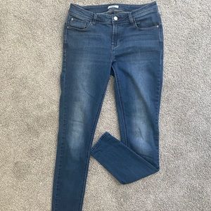 Basic blue wash skinny Jean-no distressing.
